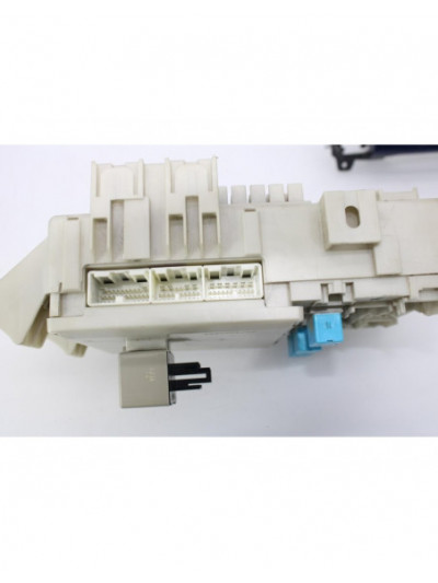 Recambio de caja reles / fusibles para toyota land cruiser (j12) 3.0 d4-d vx referencia OEM IAM 04987F13