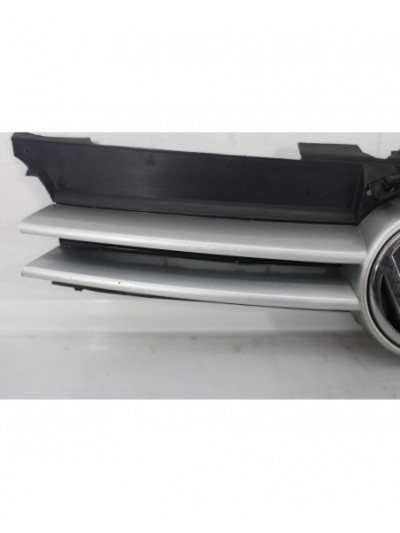 Rejilla delantera VOLKSWAGEN GOLF IV 1.9 TDI 2000