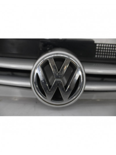 Rejilla delantera VOLKSWAGEN GOLF IV 1.9 TDI 2000