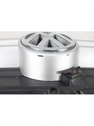 Rejilla delantera VOLKSWAGEN GOLF IV 1.9 TDI 2000