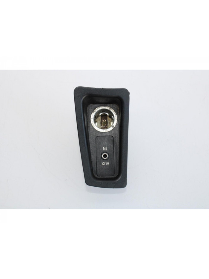 Enchufe 12v BMW SERIE 1 BERLINA 116d 2010