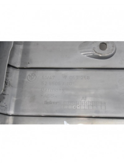 Recambio de molduira inferior cerradura maletero para bmw serie 3 berlina (e90) 320d referencia OEM IAM 51/477059258