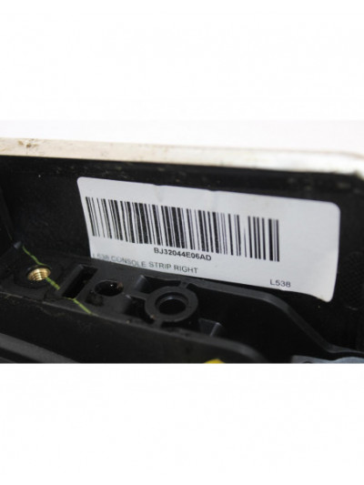Recambio de moldura consola central salpicadero para land rover evoque hse referencia OEM IAM BJ32044E06AD