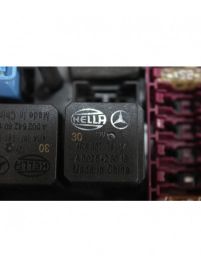 Recambio de caja reles / fusibles para mercedes-benz cla coupé (c117) cla 180 (117.342) referencia OEM IAM A2465400340