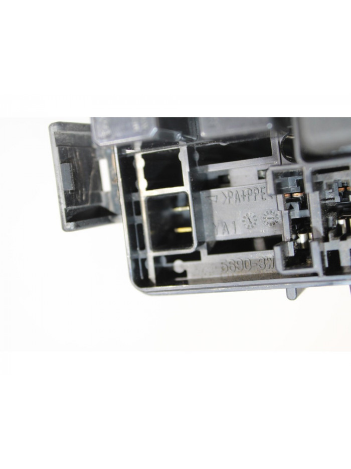 Caja reles / fusibles MITSUBISHI GRANDIS 2.0 DI-D Inform 2006