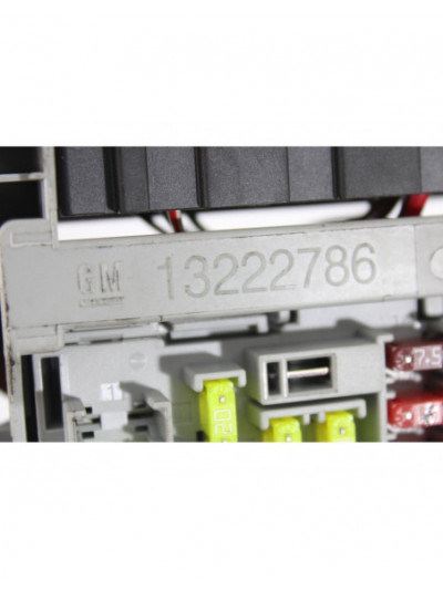 Recambio de caja reles / fusibles para opel insignia berlina edition referencia OEM IAM 13222786