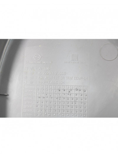 Recambio de guarnecido puerta delantera izquierda para ssangyong rodius xdi limited referencia OEM IAM 7220121506ACO