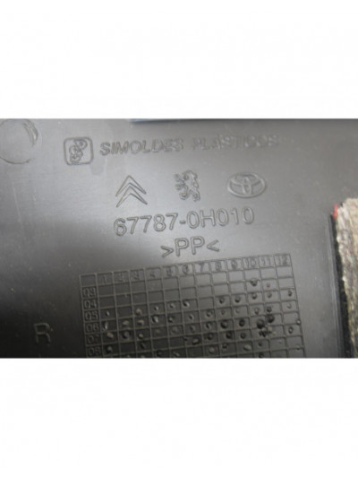 Recambio de guarnecido puerta trasera derecha para toyota aygo (kgb/wnb) 1.0 cat referencia OEM IAM 677870H010