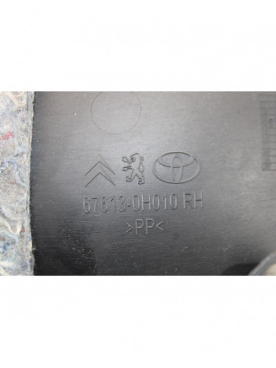 Recambio de guarnecido puerta trasera derecha para toyota aygo (kgb/wnb) 1.0 cat referencia OEM IAM 677870H010